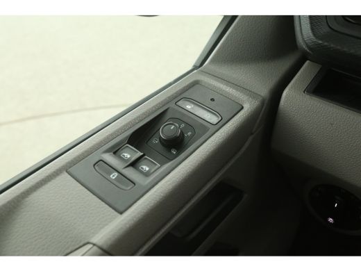 Volkswagen Transporter 2.0 TDI L2H1 | DC | 6 Zits | Airco | Camera | Trekhaak | Carplay ActivLease financial lease
