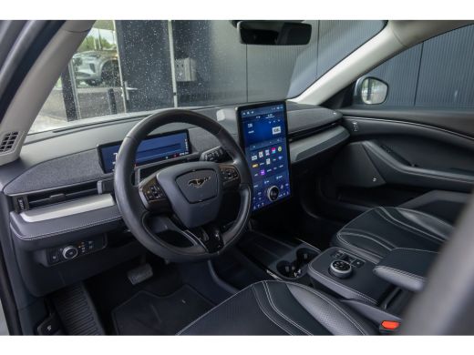 Ford Mustang Mach-E Mach-E RWD 75 kWh | 100% dealer o.h. | SOH 95% | Panoramadak | BTW auto | Leder | Elec. achterkle... ActivLease financial lease