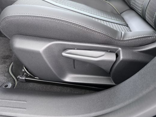 Peugeot 208 GT | Elektrische parkeerrem | Extra getinte achterste zijruiten en achterruit | Extra getinte ach... ActivLease financial lease