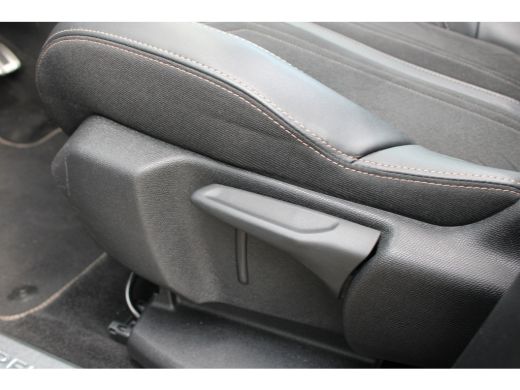 Peugeot 5008 1.2 PureTech EAT8 GT | Automaat | Navigatie | Camera | Panorama/schuifdak | Focal | Elektrische a... ActivLease financial lease