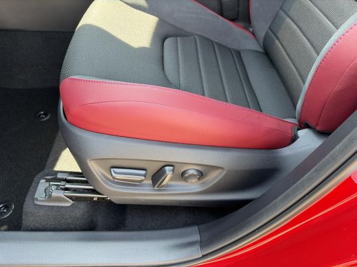 Toyota C-HR 220 Plug-in Hybride Premium ActivLease financial lease