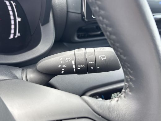 Toyota Yaris 1.5 Hybrid Dynamic **DODE HOEK DETECTIE/ PARKEERSENSOREN/ STOELVERWARMIING** ActivLease financial lease