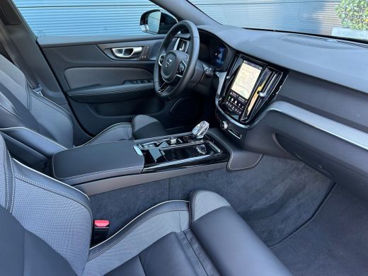 Volvo  V60 2.0 T8 Plug-in hybrid AWD Plus Dark | 455pk! | Harman/Kardon | Trekhaak | 360 Camera | ActivLease financial lease