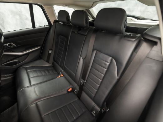 BMW 3 Serie Touring 320e High Executive 204Pk Automaat (APPLE CARPLAY, DEALER ONDERHOUDEN, GROOT NAVI, CAMERA... ActivLease financial lease