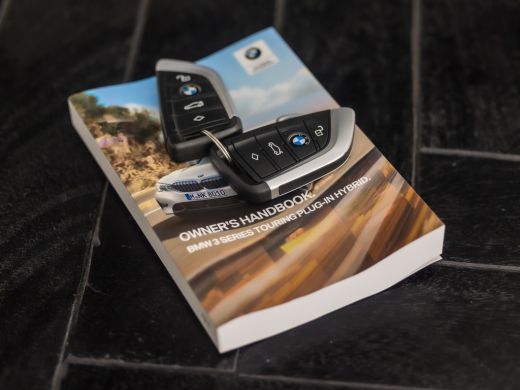 BMW 3 Serie Touring 320e High Executive 204Pk Automaat (APPLE CARPLAY, DEALER ONDERHOUDEN, GROOT NAVI, CAMERA... ActivLease financial lease