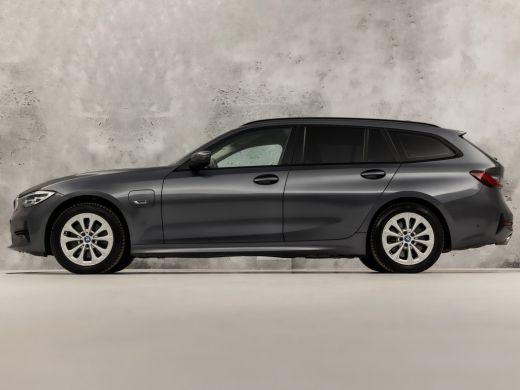BMW 3 Serie Touring 320e High Executive 204Pk Automaat (APPLE CARPLAY, DEALER ONDERHOUDEN, GROOT NAVI, CAMERA... ActivLease financial lease