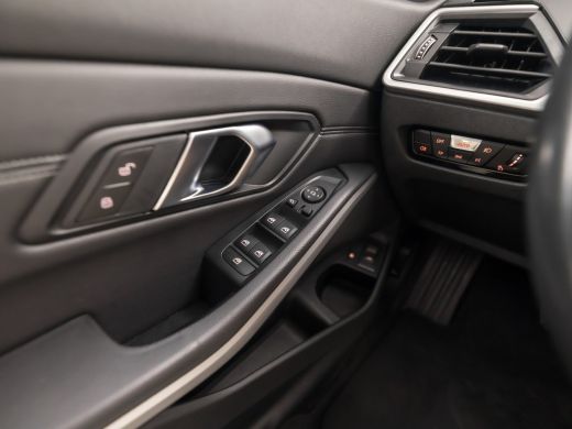BMW 3 Serie Touring 320e High Executive 204Pk Automaat (APPLE CARPLAY, DEALER ONDERHOUDEN, GROOT NAVI, CAMERA... ActivLease financial lease