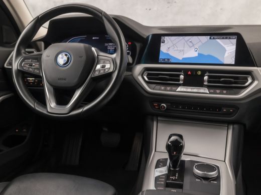 BMW 3 Serie Touring 320e High Executive 204Pk Automaat (APPLE CARPLAY, DEALER ONDERHOUDEN, GROOT NAVI, CAMERA... ActivLease financial lease