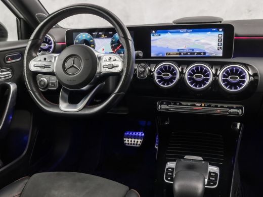 Mercedes-Benz A-Klasse 250 AMG Sport 224Pk Automaat (PANORAMADAK, MEMORY SEATS, 360 CAMERA, BURMESTER, GROOT NAVI, SFEER... ActivLease financial lease