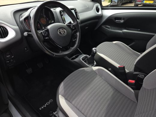 Toyota Aygo 1.0 VVT-i x-play | Apple CarPlay | Parkeercamera | Rijklaar incl. garantie | ActivLease financial lease