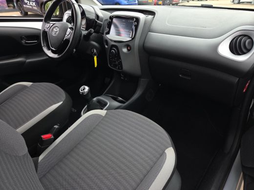 Toyota Aygo 1.0 VVT-i x-play | Apple CarPlay | Parkeercamera | Rijklaar incl. garantie | ActivLease financial lease