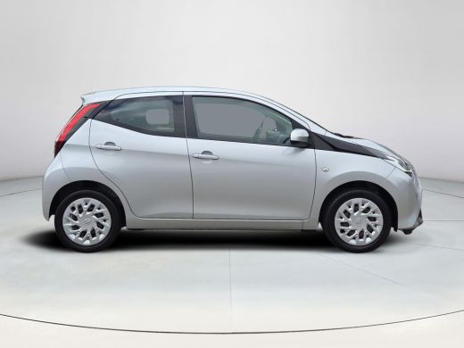 Toyota Aygo 1.0 VVT-i x-play | Apple CarPlay | Parkeercamera | Rijklaar incl. garantie | ActivLease financial lease