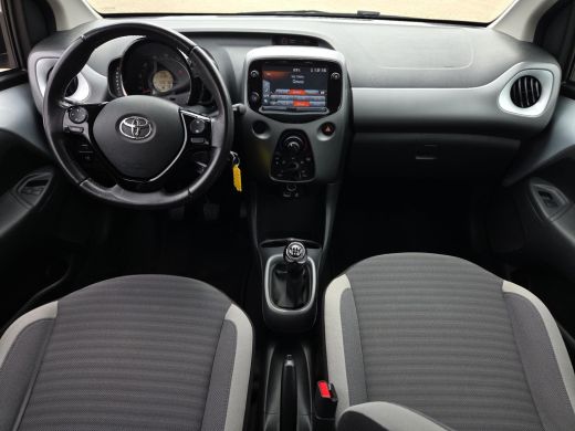 Toyota Aygo 1.0 VVT-i x-play | Apple CarPlay | Parkeercamera | Rijklaar incl. garantie | ActivLease financial lease