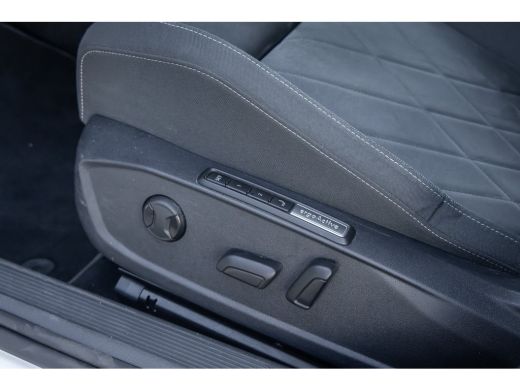 Volkswagen Golf 1.0 eTSI Life Business | Massage | Memory | Stoel+stuur verwarming | Cruise adaptief | Dodehoek d... ActivLease financial lease