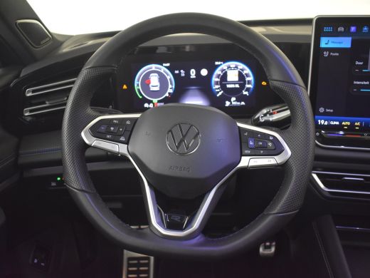 Volkswagen Tiguan 1.5 eHybrid R-Line Edition 272Pk DSG/AUTO | Panorama-dak | SOH 100 % | Head-up display |Trekhaak ... ActivLease financial lease