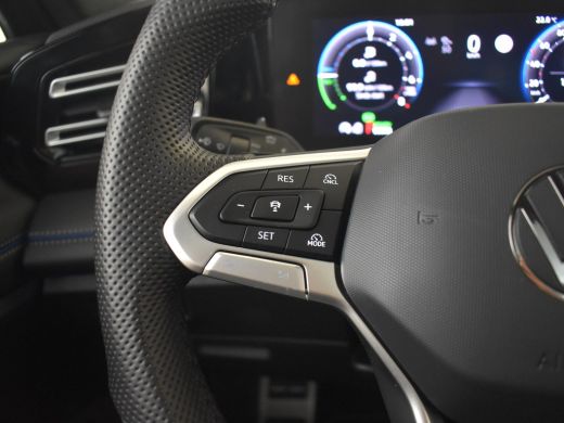 Volkswagen Tiguan 1.5 eHybrid R-Line Edition 272Pk DSG/AUTO | Panorama-dak | SOH 100 % | Head-up display |Trekhaak ... ActivLease financial lease