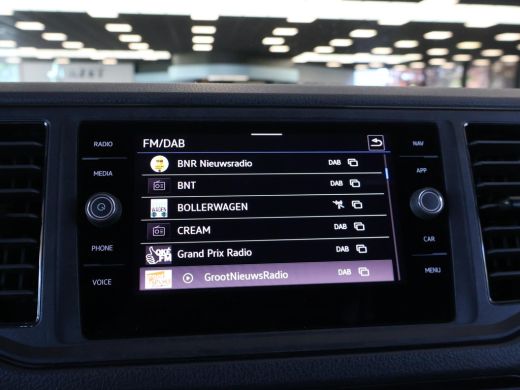 Volkswagen Crafter 35 2.0 TDI 140 PK L3H3 TWO-TONE + 3000 KG TREKHAAK | APPLE CARPLAY | CRUISE | SIDEBARS | NAVIGATIE ActivLease financial lease