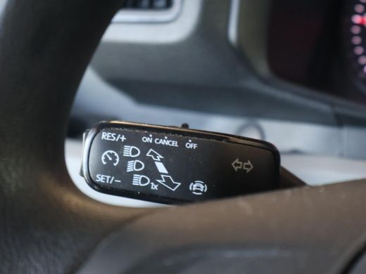 Volkswagen Crafter 35 2.0 TDI 140 PK L3H3 TWO-TONE + 3000 KG TREKHAAK | APPLE CARPLAY | CRUISE | SIDEBARS | NAVIGATIE ActivLease financial lease