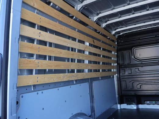 Volkswagen Crafter 35 2.0 TDI 140 PK L3H3 TWO-TONE + 3000 KG TREKHAAK | APPLE CARPLAY | CRUISE | SIDEBARS | NAVIGATIE ActivLease financial lease