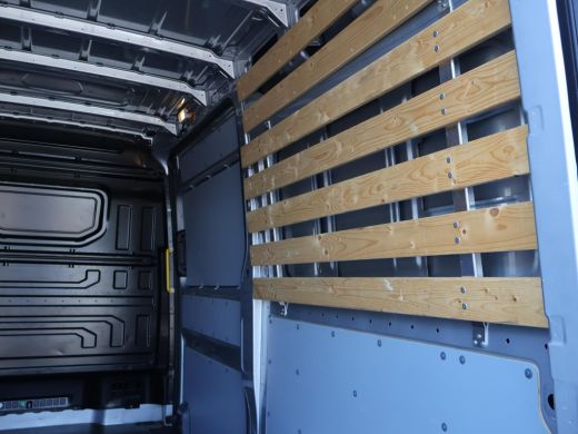Volkswagen Crafter 35 2.0 TDI 140 PK L3H3 TWO-TONE + 3000 KG TREKHAAK | APPLE CARPLAY | CRUISE | SIDEBARS | NAVIGATIE ActivLease financial lease