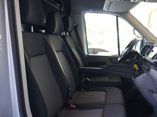 Volkswagen Crafter 35 2.0 TDI 140 PK L3H3 TWO-TONE + 3000 KG TREKHAAK | APPLE CARPLAY | CRUISE | SIDEBARS | NAVIGATIE ActivLease financial lease