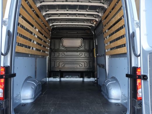 Volkswagen Crafter 35 2.0 TDI 140 PK L3H3 TWO-TONE + 3000 KG TREKHAAK | APPLE CARPLAY | CRUISE | SIDEBARS | NAVIGATIE ActivLease financial lease