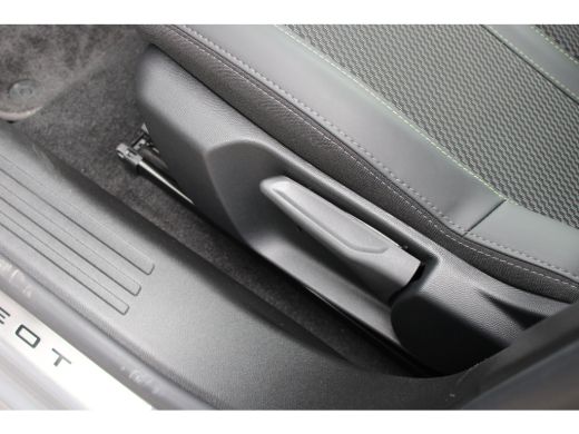 Peugeot e-2008 EV GT Avantage 54 kWh | SOH 98% | 12.500km | NL auto | Fase 3 laden | Navigatie | Camera voor + a... ActivLease financial lease