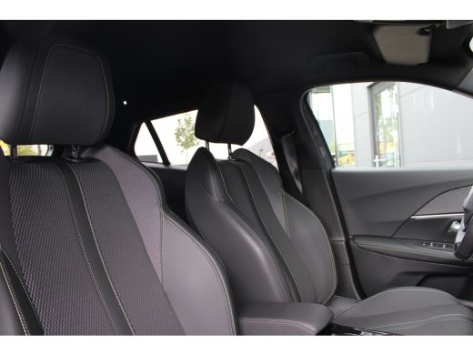 Peugeot e-2008 EV GT Avantage 54 kWh | SOH 98% | 12.500km | NL auto | Fase 3 laden | Navigatie | Camera voor + a... ActivLease financial lease
