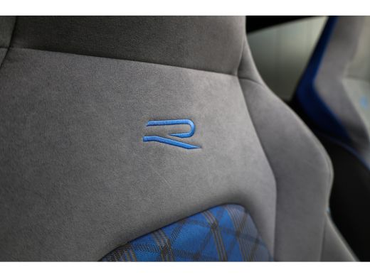 Volkswagen Golf 2.0 TSI R 4Motion | BTW | PANO | AKRAPOVIC | DODE HOEK | STUURVERW | IQ-LIGHT | ActivLease financial lease