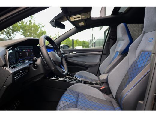 Volkswagen Golf 2.0 TSI R 4Motion | BTW | PANO | AKRAPOVIC | DODE HOEK | STUURVERW | IQ-LIGHT | ActivLease financial lease