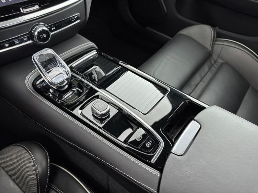 Volvo  V60 T6 Recharge Ultra Dark | 19" | Trekhaak | 360 Camera | Getint Glas | Elektr. verst. Sportstoelen ... ActivLease financial lease