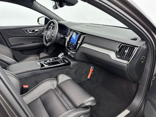 Volvo  V60 T6 Recharge Ultra Dark | 19" | Trekhaak | 360 Camera | Getint Glas | Elektr. verst. Sportstoelen ... ActivLease financial lease