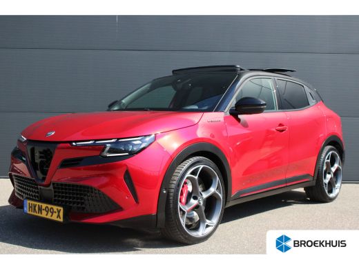 Alfa Romeo Junior Elettrica Veloce 280pk 54 kWh | Nieuwprijs &euro;55.000,- | Panorama/schuifdak | Sabelt sportstoelen |... ActivLease financial lease