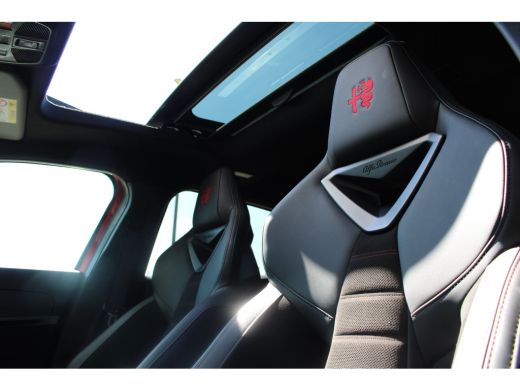 Alfa Romeo Junior Elettrica Veloce 280pk 54 kWh | Nieuwprijs &euro;55.000,- | Panorama/schuifdak | Sabelt sportstoelen |... ActivLease financial lease