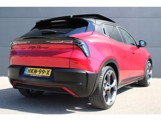 Alfa Romeo Junior Elettrica Veloce 280pk 54 kWh | Nieuwprijs &euro;55.000,- | Panorama/schuifdak | Sabelt sportstoelen |... ActivLease financial lease