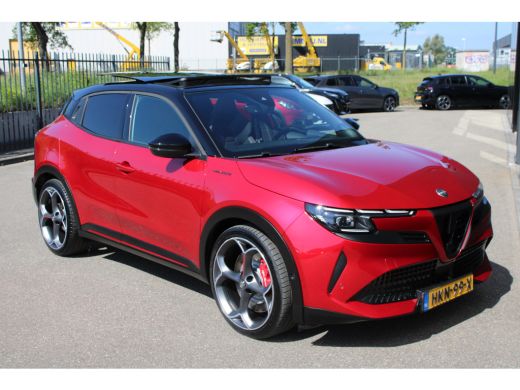 Alfa Romeo Junior Elettrica Veloce 280pk 54 kWh | Nieuwprijs &euro;55.000,- | Panorama/schuifdak | Sabelt sportstoelen |... ActivLease financial lease