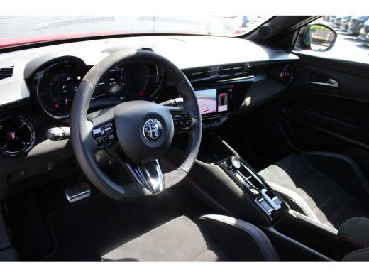 Alfa Romeo Junior Elettrica Veloce 280pk 54 kWh | Nieuwprijs &euro;55.000,- | Panorama/schuifdak | Sabelt sportstoelen |... ActivLease financial lease