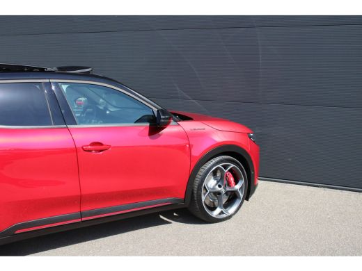 Alfa Romeo Junior Elettrica Veloce 280pk 54 kWh | Nieuwprijs &euro;55.000,- | Panorama/schuifdak | Sabelt sportstoelen |... ActivLease financial lease