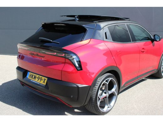 Alfa Romeo Junior Elettrica Veloce 280pk 54 kWh | Nieuwprijs &euro;55.000,- | Panorama/schuifdak | Sabelt sportstoelen |... ActivLease financial lease