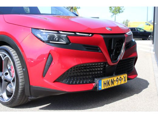 Alfa Romeo Junior Elettrica Veloce 280pk 54 kWh | Nieuwprijs &euro;55.000,- | Panorama/schuifdak | Sabelt sportstoelen |... ActivLease financial lease
