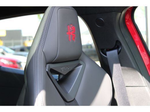Alfa Romeo Junior Elettrica Veloce 280pk 54 kWh | Nieuwprijs &euro;55.000,- | Panorama/schuifdak | Sabelt sportstoelen |... ActivLease financial lease