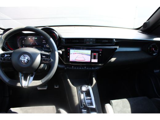 Alfa Romeo Junior Elettrica Veloce 280pk 54 kWh | Nieuwprijs &euro;55.000,- | Panorama/schuifdak | Sabelt sportstoelen |... ActivLease financial lease