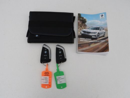 BMW 3 Serie Touring 320e Business Edition Plus M-sport | 84,4% SOH | Panoramadak | Leder | Elektrische trekha... ActivLease financial lease