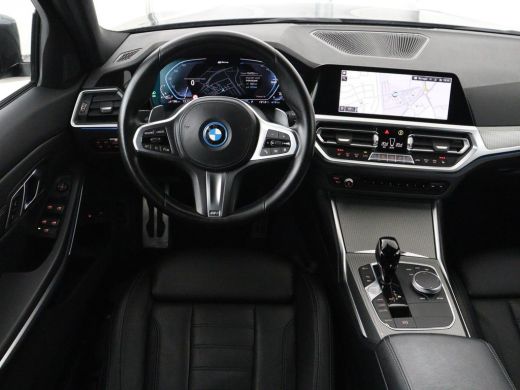 BMW 3 Serie Touring 320e Business Edition Plus M-sport | 84,4% SOH | Panoramadak | Leder | Elektrische trekha... ActivLease financial lease