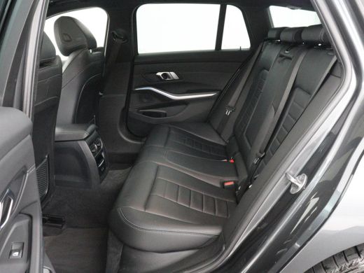 BMW 3 Serie Touring 320e Business Edition Plus M-sport | 84,4% SOH | Panoramadak | Leder | Elektrische trekha... ActivLease financial lease