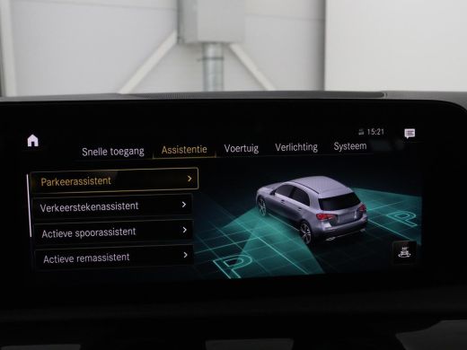 Mercedes-Benz A-Klasse 180 Business Solution AMG | Panoramadak | Carplay | Cruise control | Climate control | DAB+ | Nav... ActivLease financial lease