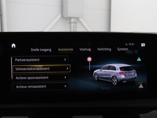 Mercedes-Benz A-Klasse 180 Business Solution AMG | Panoramadak | Carplay | Cruise control | Climate control | DAB+ | Nav... ActivLease financial lease