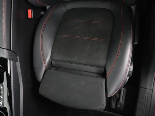 Mercedes-Benz A-Klasse 180 Business Solution AMG | Panoramadak | Carplay | Cruise control | Climate control | DAB+ | Nav... ActivLease financial lease