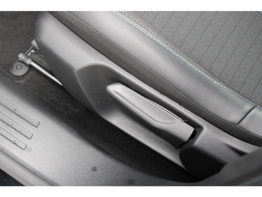 Peugeot 2008 1.2 PureTech Allure Pack | Automaat | Navi by app | Apple carplay | Camera | NL auto | 3D Instrum... ActivLease financial lease