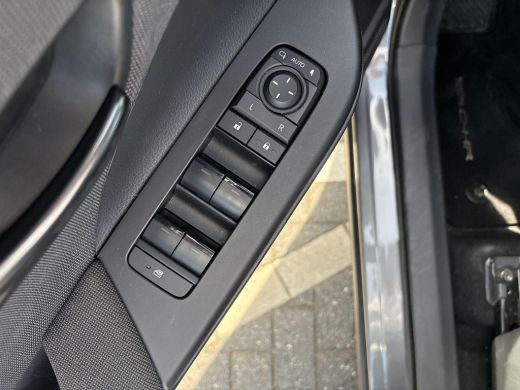 Toyota C-HR 2.0 Plug-in Hybrid 220 Dynamic ActivLease financial lease